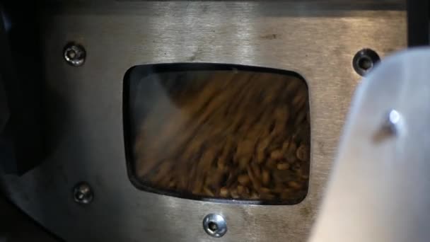 Vue Pov Des Grains Café Bruns Aromatiques Pendant Torréfaction Par — Video