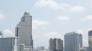 Bangkok şehrinin gökdelen manzaralı panorama manzarası. Bangkok 'un merkezindeki birçok gökdelen binası güneşli bir günde, Metropolis 4k arka plan videosu.