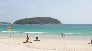 Nisan 5.2023.Phuket, Tayland. İnsanlar yaz tatilinde, güneşli bir günde güneşli bir günde güneşli bir günde, tropik bir ada olan Phuket 'in beyaz kumsal deniz kenarında dinleniyorlar.