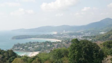 Panorama manzarası Phuket 'te güneşli güneş altında açık mavi gökyüzü olan 3 körfeze işaret ediyor. Tropikal gün ışığı altında, Güney Doğu Tayland' a tatil tatili seyahati 4k video arka planında manzara.