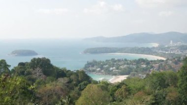 Panorama manzarası Phuket 'te güneşli güneş altında açık mavi gökyüzü olan 3 körfeze işaret ediyor. Tropikal gün ışığı altında, Güney Doğu Tayland' a tatil tatili seyahati 4k video arka planında manzara.
