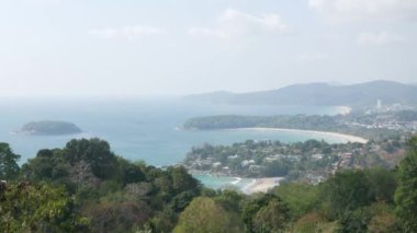 Panorama manzarası Phuket 'te güneşli güneş altında açık mavi gökyüzü olan 3 körfeze işaret ediyor. Tropikal gün ışığı altında, Güney Doğu Tayland' a tatil tatili seyahati 4k video arka planında manzara.