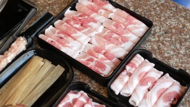 Δίσκος Χοιρινό Κρέας Φέτες Μαριναρισμένο Κρέας Και Κινέζικο Στυλ Αποξηραμένα — Αρχείο Βίντεο