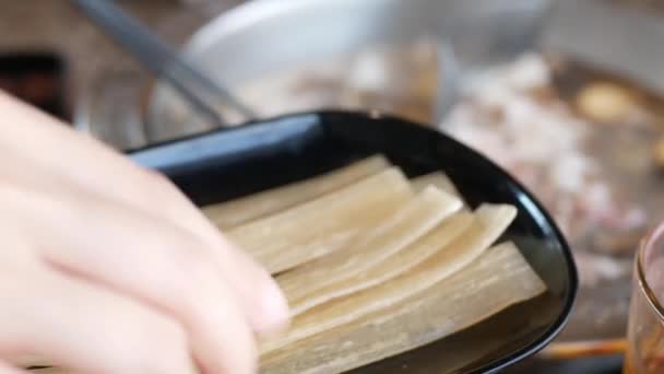 Hand Greifen Und Chinesische Reisnudeln Chinesischen Sichuan Stil Vom Tablett — Stockvideo