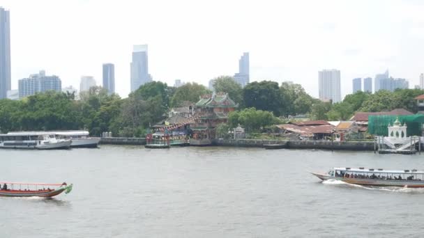 チャオプラヤ川のパノラマ風景水上ボート輸送と昼間の中央地区の間で多くの高層ビルが立ち並ぶバンコク市のスカイラインの背景 — ストック動画