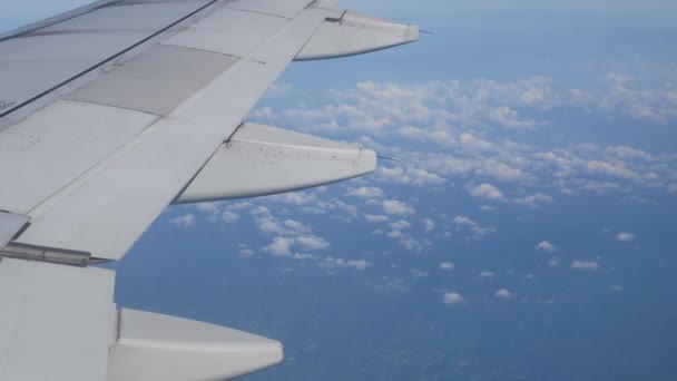 Widok Klapę Skrzydła Samolotu Podczas Lotu Chmura Jajników Niebie Nad — Wideo stockowe