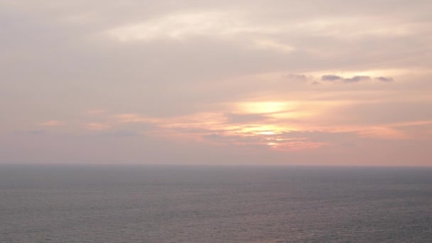 海岸線の美しい夕日黄金の海 バニラの空と海の水面に対するヤシの木のシルエット 自然海の夏の熱帯の夕日4Kの背景 — ストック動画