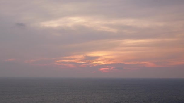 Piękny Zachód Słońca Wybrzeżu Tropikalny Klif Złotym Morzem Wanilia Niebo — Wideo stockowe