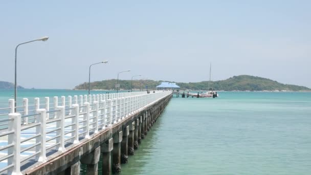 Praia Cais Concreto Sobre Turquesa Mar Azul Claro Phuket Ilha — Vídeo de Stock