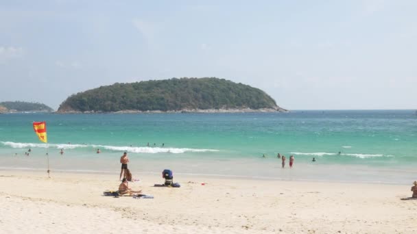 April 2023 Phuket Thailand Menschen Touristen Entspannen Urlaub Sommerzeit Weißen — Stockvideo