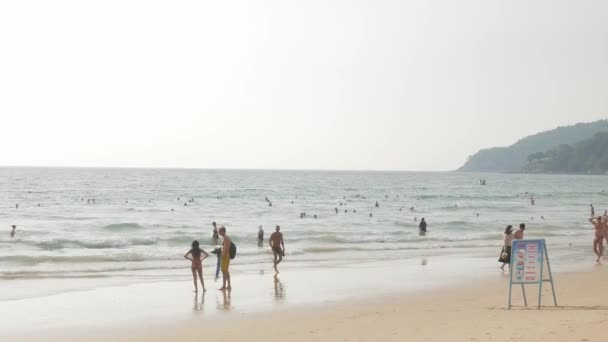 4月6 2023 プーケット プーケットの熱帯の島で白い砂浜の海側で休暇の夏の時間にリラックスした観光客 4Kビデオで晴れた日の自然の海の風景 — ストック動画