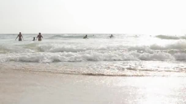 4月6 2023 プーケット プーケットの熱帯の島で白い砂浜の海側で休暇の夏の時間にリラックスした観光客 4Kビデオで晴れた日の自然の海の風景 — ストック動画
