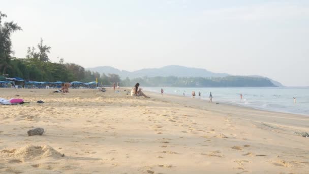April2023 Phuket Thailand Menschen Touristen Entspannen Urlaub Sommerzeit Weißen Sandstrand — Stockvideo