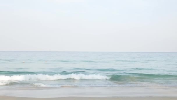 晴れた日の夏の海美しい熱帯の海岸砂浜に波がクラッシュし 波が白い泡でビーチを打つ 4Kビデオで夏休みの背景 — ストック動画