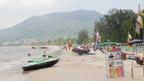April 2023 Phuket Thailand Patong Strand Mit Vielen Outdoor Wasseraktivitäten — Stockvideo