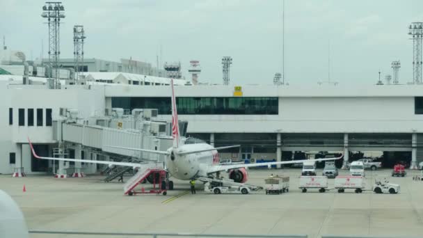8月13 2023 バンコク ドンムアンバンコク空港の飛行機の駐車場エリアでの景色 地上サービスオペラサービス 旅行の休日の出発のためのタイムラプス — ストック動画