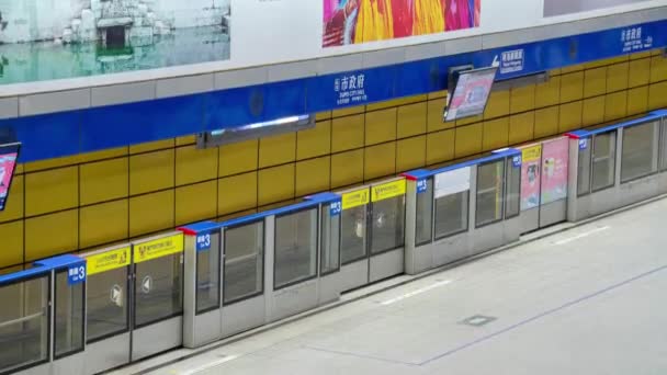 7월30 2023 타이베이 타이완 타임랩스 붐비는 여객의 타임랩스 도착하는 지하철 — 비디오