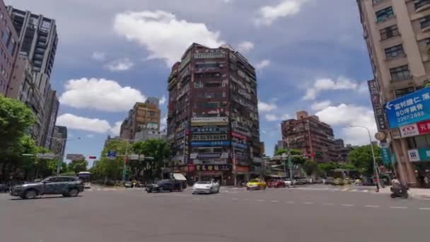 台北市 与行人巴士和汽车交通交界处的街道景观 周围环绕着现代建筑 阳光明媚的日子里登着广告牌 — 图库视频影像
