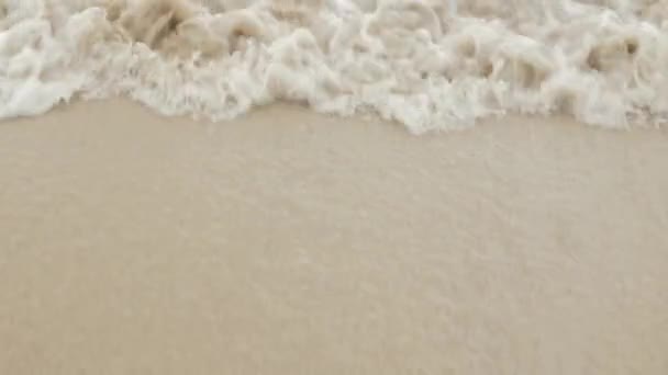 Vicino All Onda Con Schiuma Mentre Colpisce Spiaggia Liscia Sabbia — Video Stock
