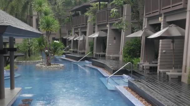 2022 September 2022 Phangnga Thailand 在现代设计度假胜地 在多姿多彩的天气条件下 带热带树木的温暖休闲游泳池景观 — 图库视频影像
