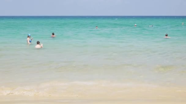 Kwietnia 2023 Phuket Tajlandia Wiele Osób Relaksujących Się Plaży Robi — Wideo stockowe