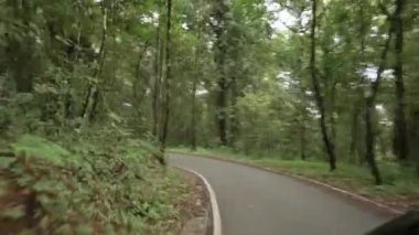 Kırsal yol manzarası yağmur ormanlarını aşıyor Tayland 'ın kuzey bölgesindeki dağda hareket halindeki aracın ön kamera görüntüsü, doğal ulaşım arka planı.