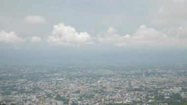 Yerel Chiangmai şehrinin üstündeki hava manzarası dağ tepesinden gündüz vakti bulut ve sis seviyesinin altında.