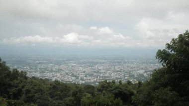Yerel Chiangmai şehrinin üstündeki hava manzarası dağ tepesinden gündüz vakti bulut ve sis seviyesinin altında.