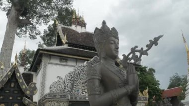 Tayland 'ın kuzeyindeki Chiangmai şehrinin Şehir Sütun Tapınağı' nın (San Lak Mueang) dışında, tapınağın önünde Asya sanat tarzında bir heykel var.