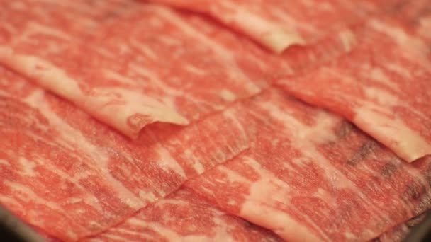 Close Προβολή Επιλεκτική Εστίαση Στο Κρέας Φέτες Στο Δίσκο Έτοιμο — Αρχείο Βίντεο