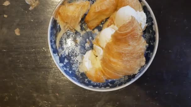 Asgari Kafede Çatal Bıçak Kullanarak Tabakta Dondurmalı Sandviç Keserken Tabakta — Stok video