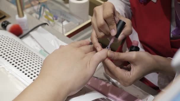 Profesyonel Personel Manikür Tırnaklarını Manikürcüye Boyarken Güzellik Salonu Manikürünü Kapatırken — Stok video