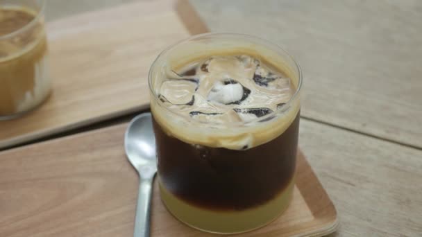 近代的なカフェの木のトレイの専門のコーヒーのカップに近い眺め リラクゼーションの冷たい背景コンセプト — ストック動画