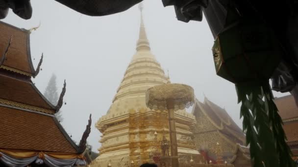 Vista Tempio Suthep Con Famosa Pagoda Dorata Gigante Tra Nebbia — Video Stock