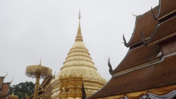 Vista Templo Suthep Con Pagoda Dorada Gigante Famosa Entre Paisaje — Vídeo de stock