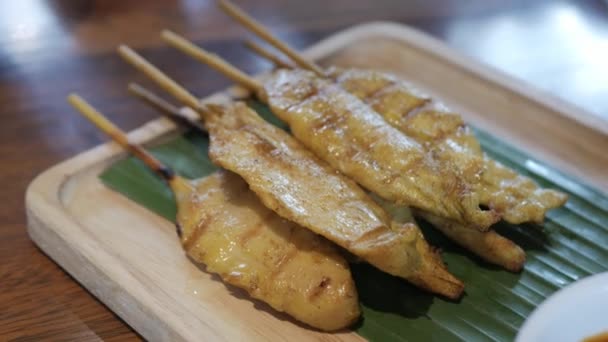 ハンドグレービングサテイ スワワー Bbq チキン 伝統的なシンガポールまたはマレーシアスタイルのプレートで食事や軽食前に前菜のための伝統的なクルーズ — ストック動画