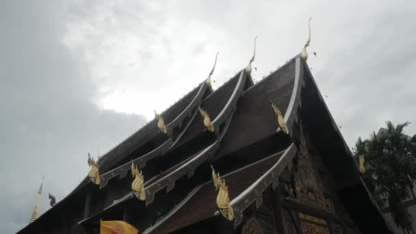 昼間の仏教文化におけるタイ北部またはランナ古代美術の装飾を持つ寺院屋根のタイルを見る — ストック動画