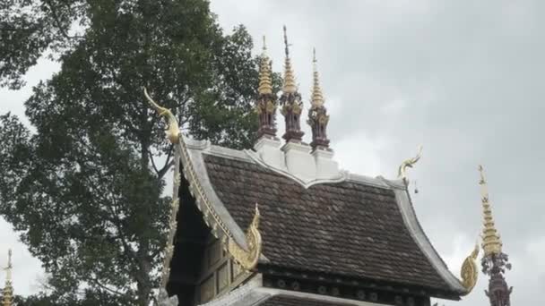 치앙마이 San Lak Mueang 장식으로 지붕을 올려다보십시오 — 비디오
