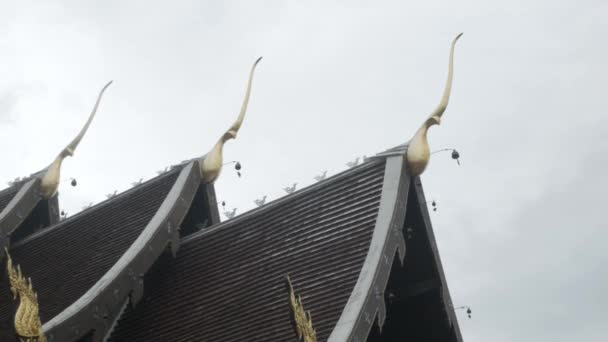 太古の古代美術の装飾と寺院の屋根のタイルを見る 朝の文化的な北部スタイルのデザイン 曇った雨の空と — ストック動画