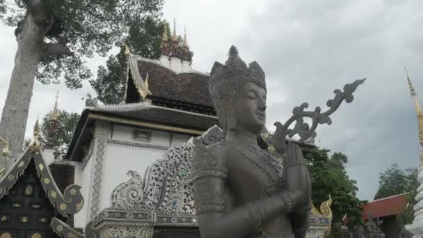 치앙마이 San Lak Mueang 밖에서 낮에는 아시아 스타일의 각도의 동상과 — 비디오
