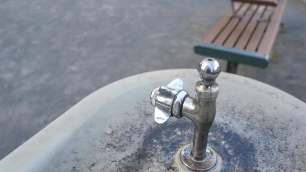 Pov Nära Dricksvattenfontänen Den Japanska Offentliga Parken Medan Man Trycker — Stockvideo