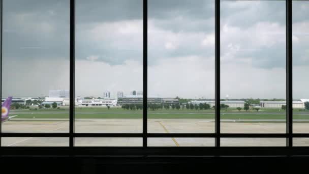 Гигантское Окно Аэропорту Зоне Ожидания Зала Вылета Видом Аэропорт Парковку — стоковое видео