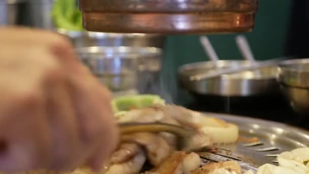 Nahaufnahme Von Hand Kochen Koreanische Gegrillte Schweinebauch Fleisch Auf Eisen — Stockvideo