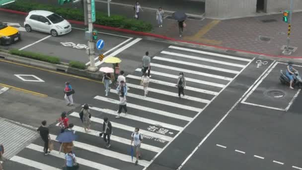 台北市 台北市交叉口 在斑马线上穿越街道时 俯瞰拥挤的乘客座 — 图库视频影像