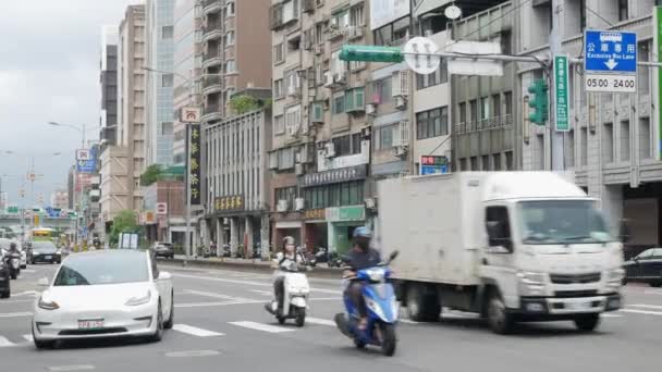 Taipei Taiwan Street Вид Улицу Городе Тайбэй Большим Количеством Автомобилей — стоковое видео