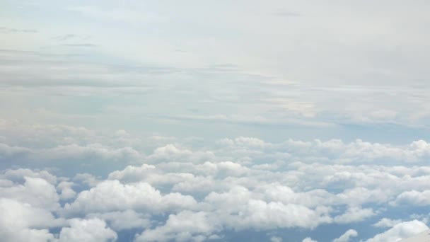 Modrá Obloha Bílými Nadýchanými Mraky Letadla Létat Nad Mraky Slunečného — Stock video