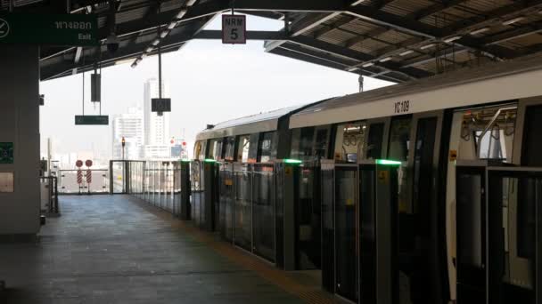 Vista Estação Plataforma Skytrain Sem Qualquer Passageiro Pessoas Quando Comboio — Vídeo de Stock