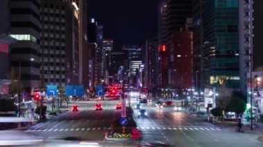 Chubu bölgesindeki şehir merkezi Nagoya 'da modern bina ve kalabalık yaya trafiğiyle çevrili hava gece zaman kavramı caddesi manzarası.