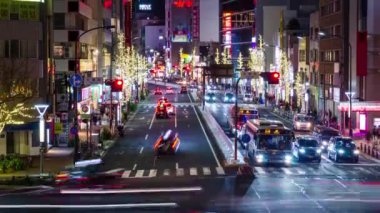 Chubu bölgesindeki şehir merkezi Nagoya 'da modern bina ve kalabalık yaya trafiğiyle çevrili hava gece zaman kavramı caddesi manzarası.