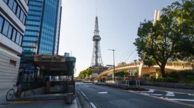Trafiğin görüldüğü zaman çizelgesi Nagoya TV kulesine çıkıyor. Gündüz vakti Sakae bölgesindeki Nagoya şehrinin turistik bir semti ve caddelerde trafik var.